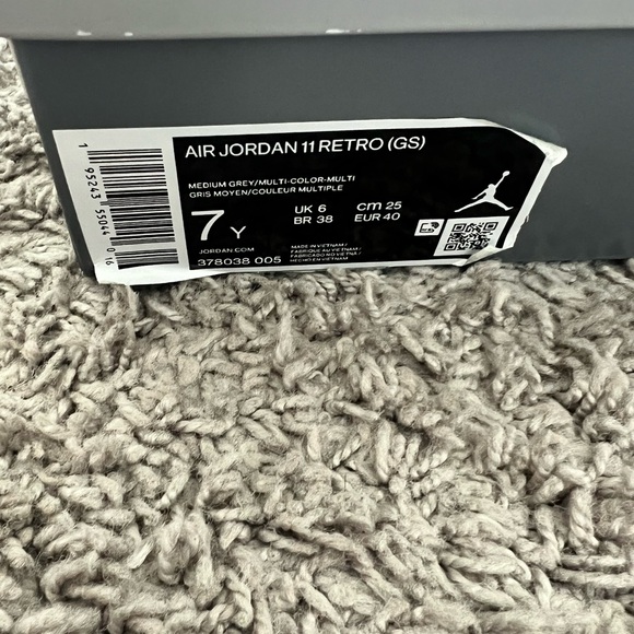 Air Jordan 11 Retro (GS) - Picture 4 of 7